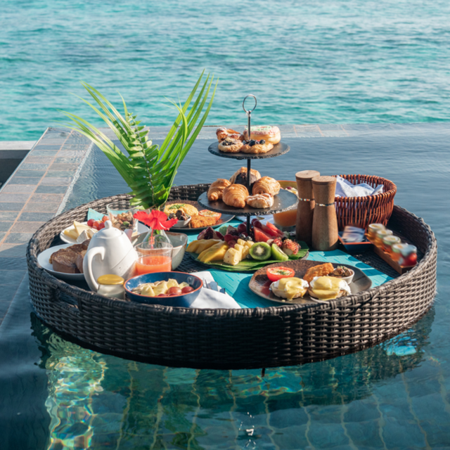 *Honeymoon* Breakfast in overwater bungalow