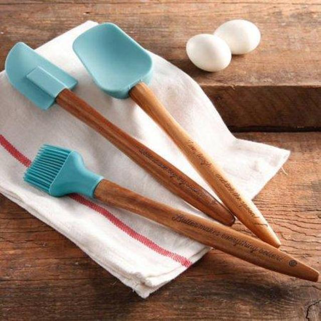 The Pioneer Woman Cowboy Rustic 3-Piece Silicone Head Utensil Set with Acacia Wood Handle