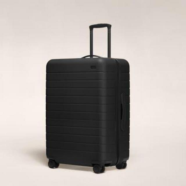 Away: The Medium Suitcase, Black