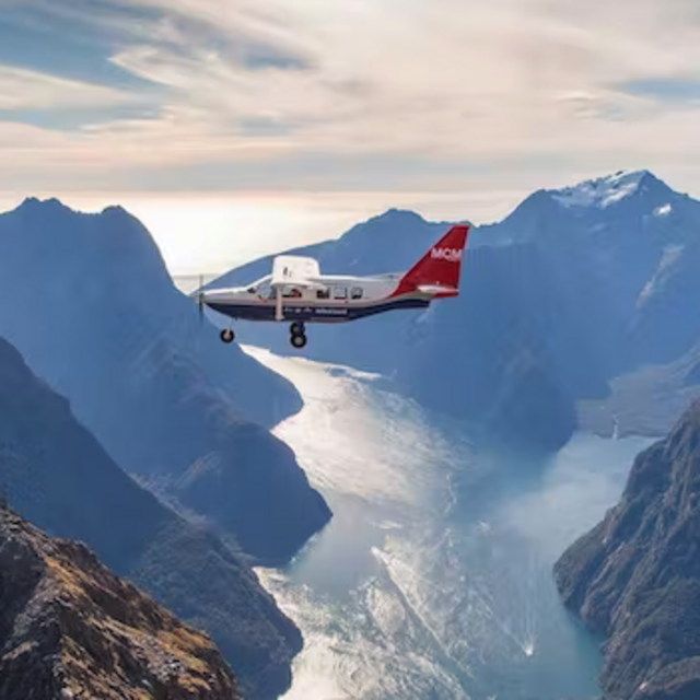 Milford Sound Scenic Flight and Nature Cruise