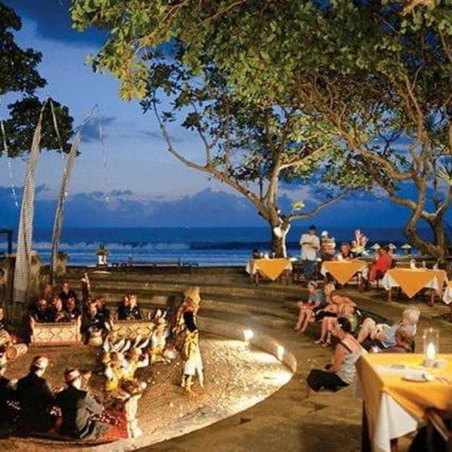 Dining at The Amphitheater - The Oberoi