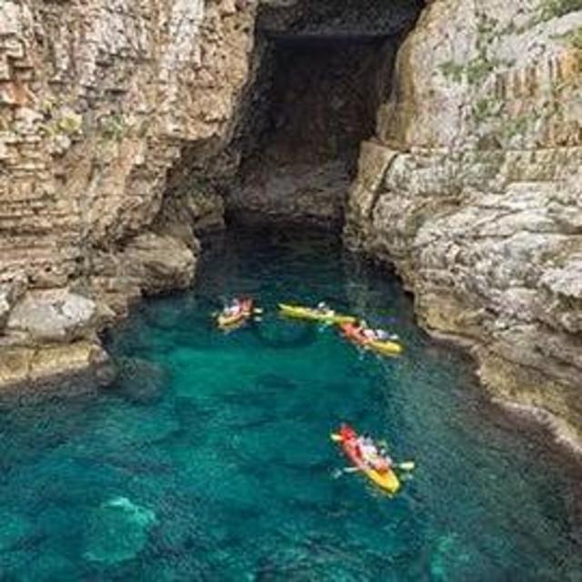 Kayak tour from Monterosso to Vernazza-Maimuna Cave with snorkeling