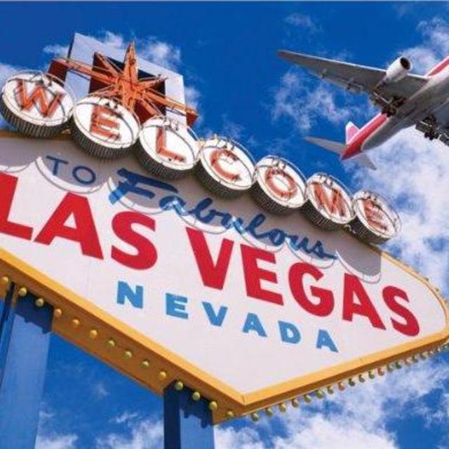 Flying returns. Полет в воздухе. Девушка на качелях. Супермен летит. Прыжок в небо.